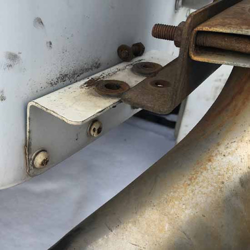 Lower Exhaust L Bracket For Kenworth T300