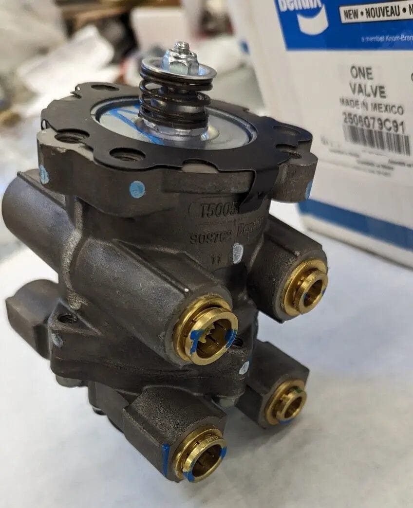 2506079C91 | Genuine Bendix E-8P Foot Brake Valve