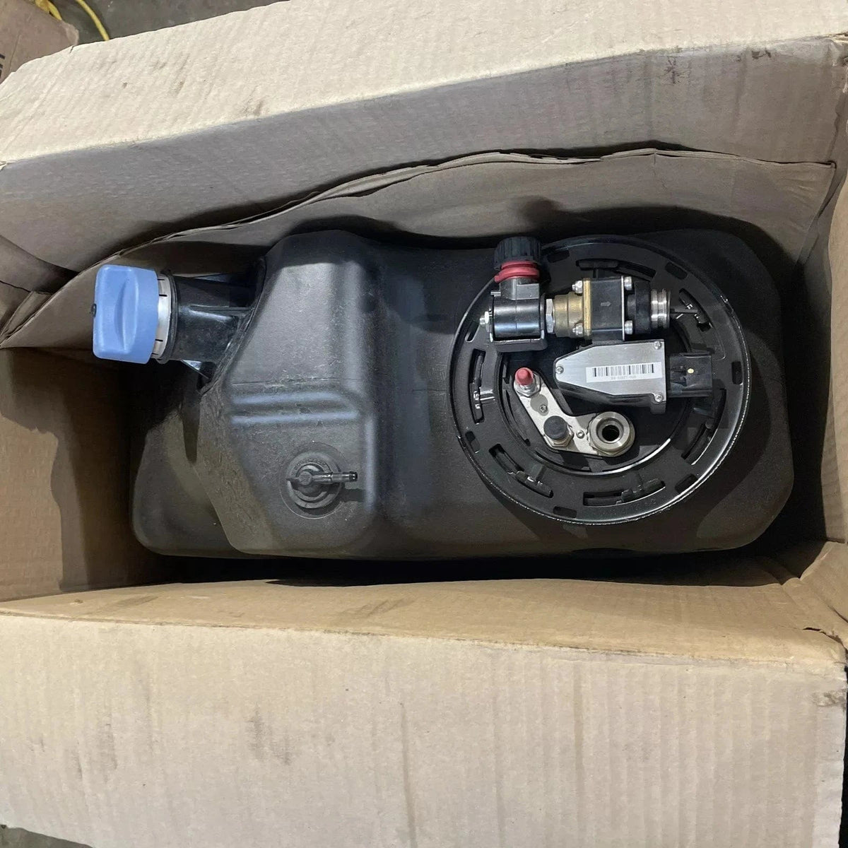 A04-31889-000 | Genuine Freightliner DEF Tank 13 Gallon for Freightliner, Cascadia