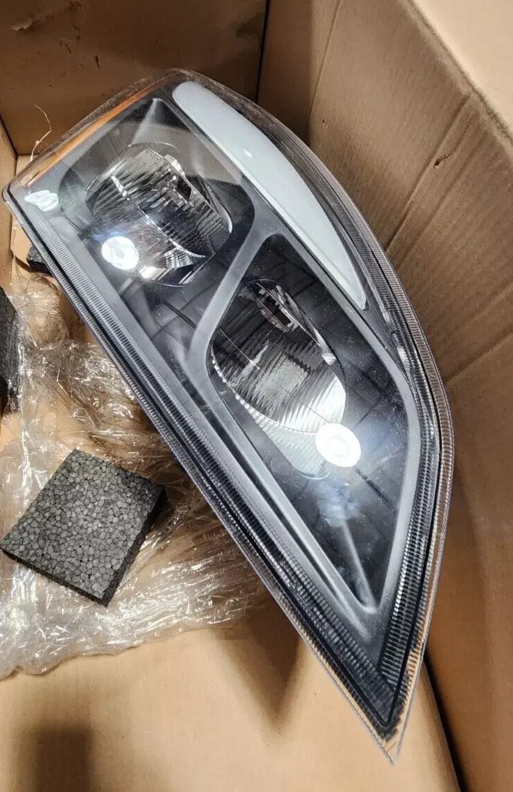 A66-01405-005 | Freightliner Headlight Right Side